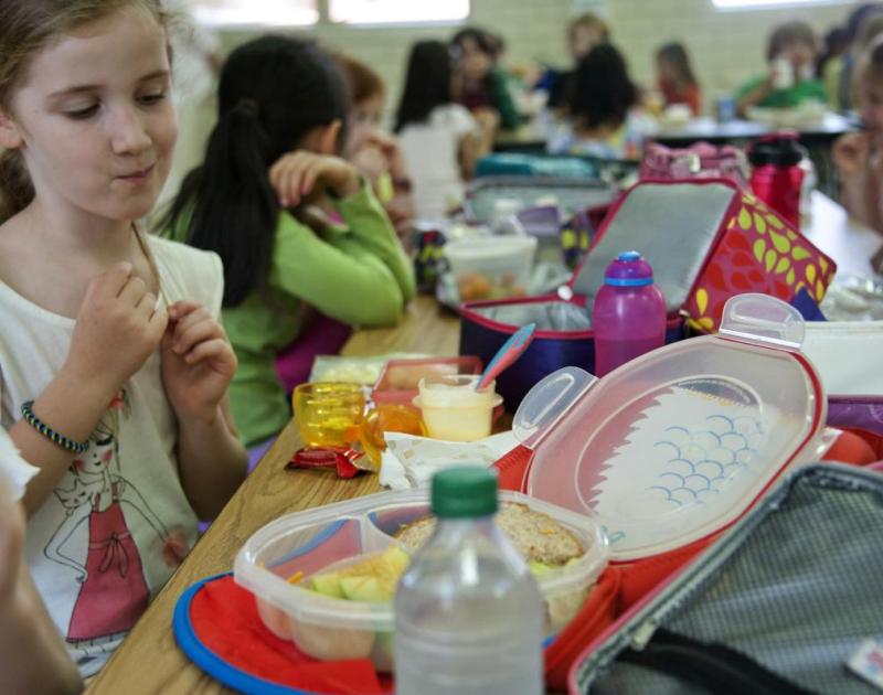 Kinderen die aan het lunchen zijn (bron Pexels)