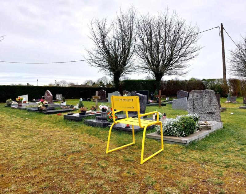 foto van gele stoel op begraafplaats