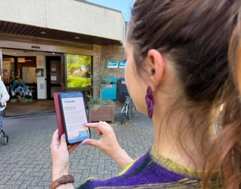 Iemand die surft naar de website van Breugheldal