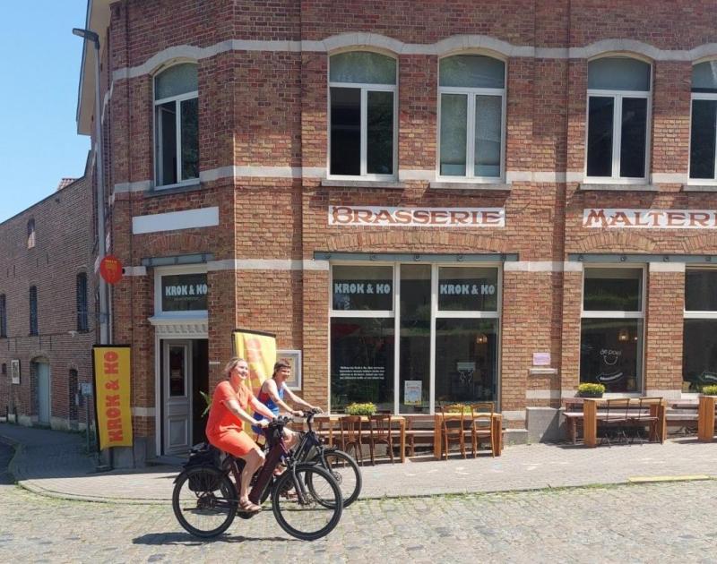 twee fietsers voor de gebouwen van Krok & Ko