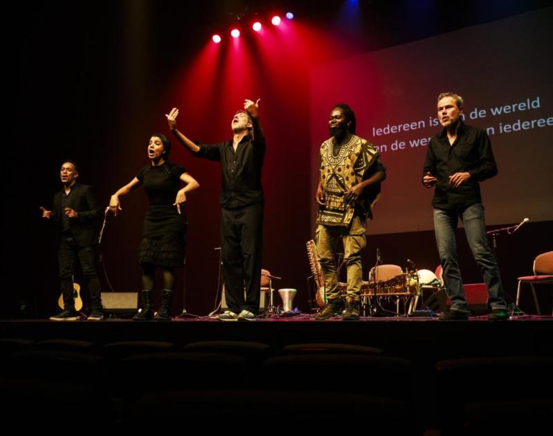 vijf artiesten op een podium