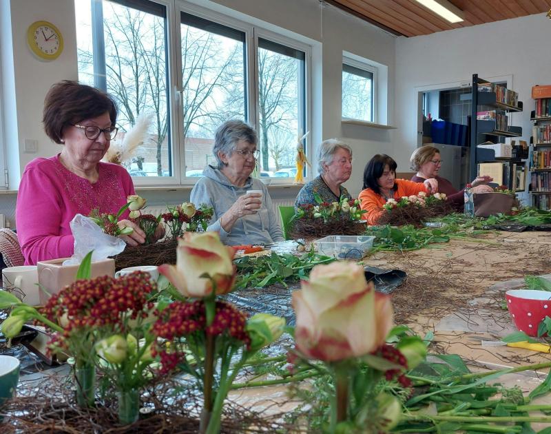 Bloemschikken i.s.m. 't Woonhuys © Team ouderelwelzijn Dilbeek