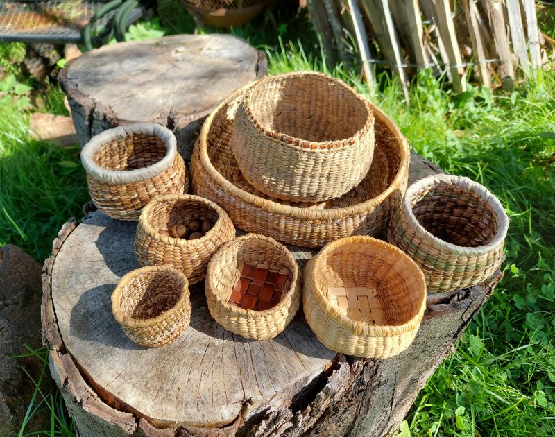 Leer een mandje twijnen met natuurlijke materialen © fiberschool