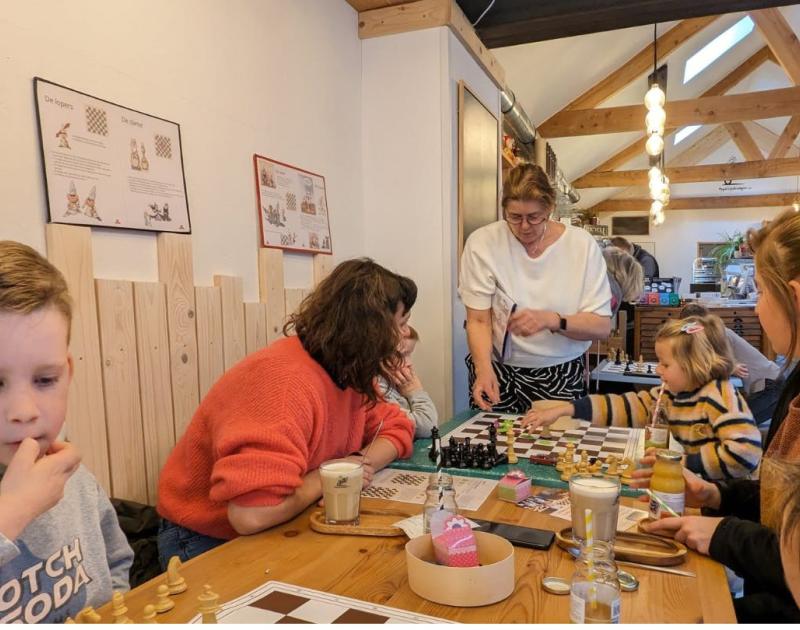 Kennismaken met schaken voor (groot)ouders en (klein)kinderen (1 uur) © Christel Minne