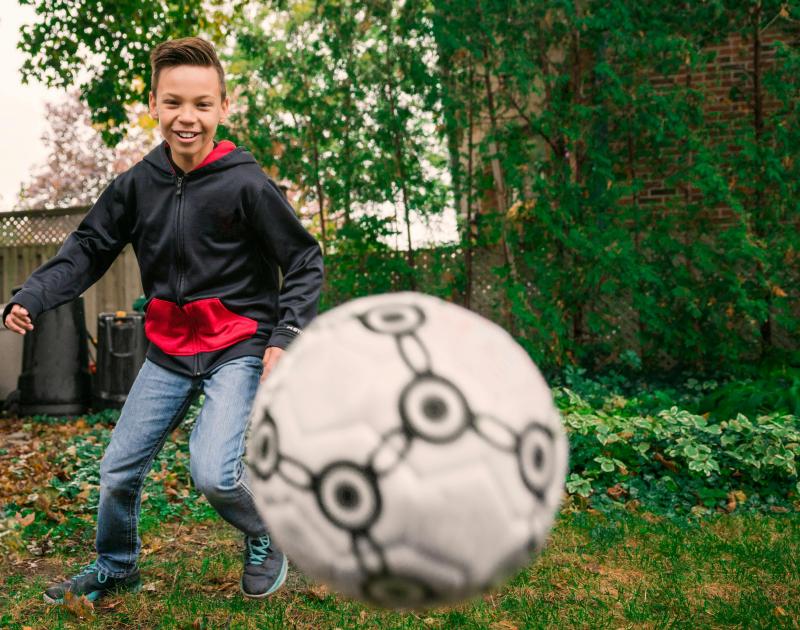 Spel en ontmoeting: voetbalinitiatie © shopify photos by burst