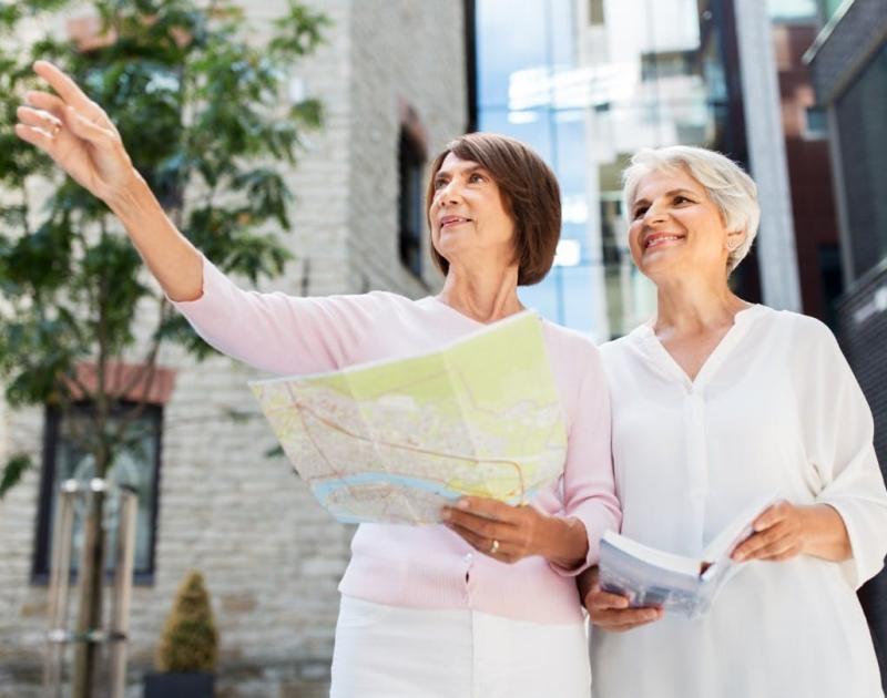 Reisreportage met nieuwjaarsdrink (Raak) © Syda Productions