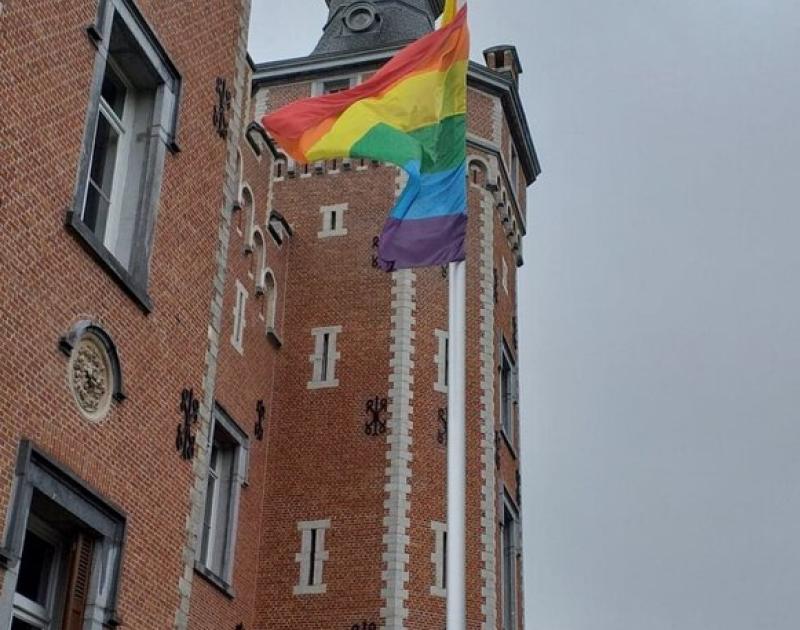 foto van regenboogvlag aan kasteel