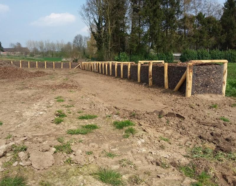 Nieuwe houthakseldam tegen afspoeling akker