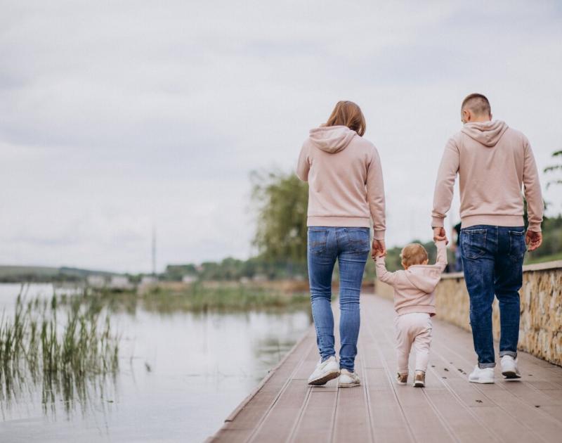 gezin wandelend naast een meer