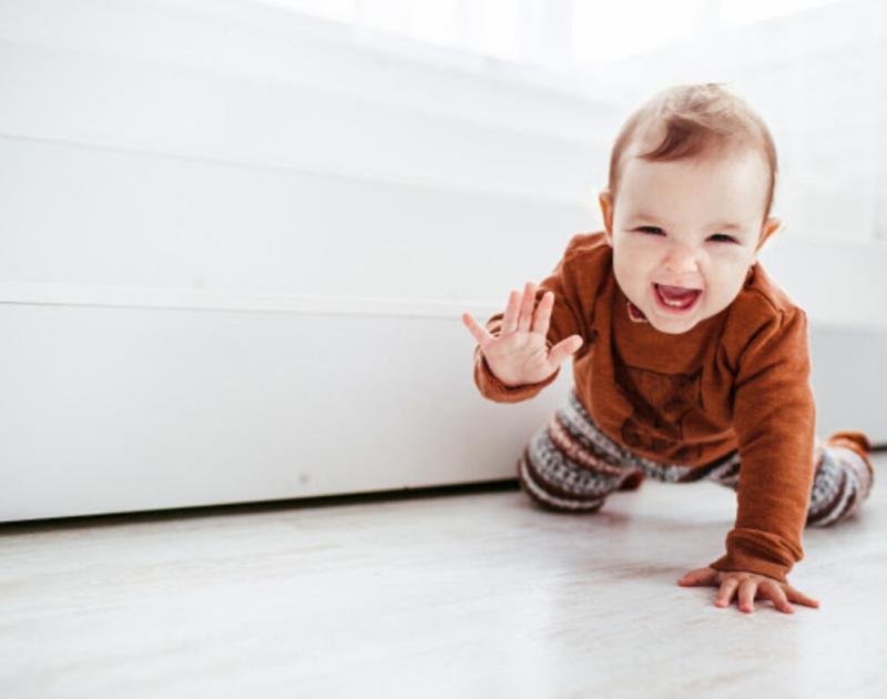 foto van kruipende baby
