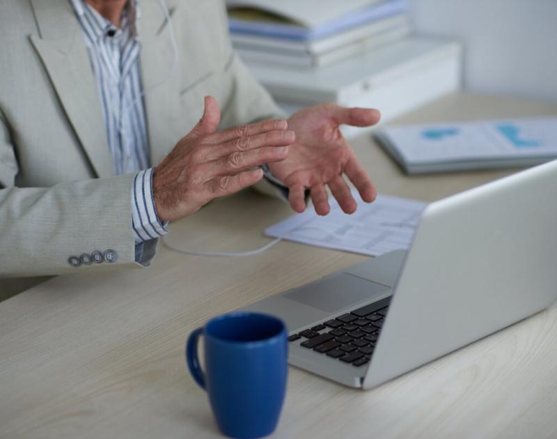 man voor laptop aan het praten