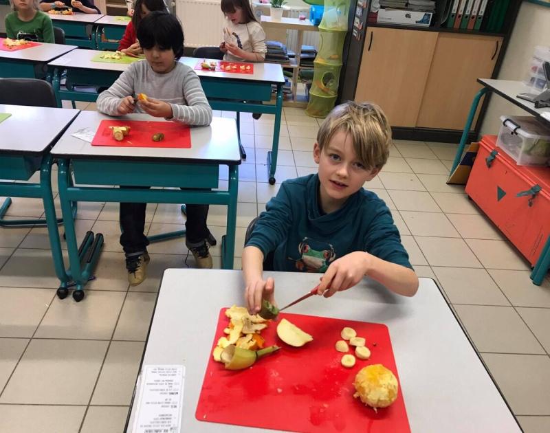 Fruitbrochettes maken1