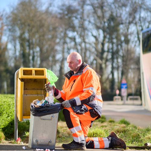 werkman bij openbare vuilbak