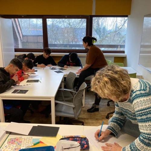 jongeren oefenen nederlands met begeleiders
