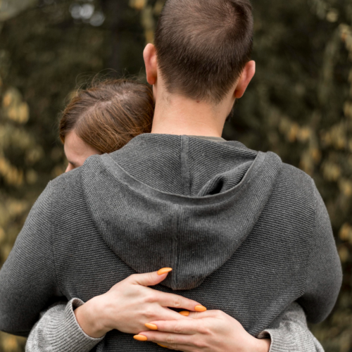 twee jongeren knuffelen