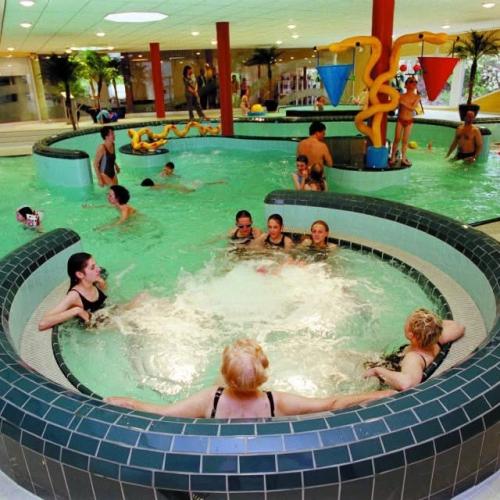 mensen in jaccuzi