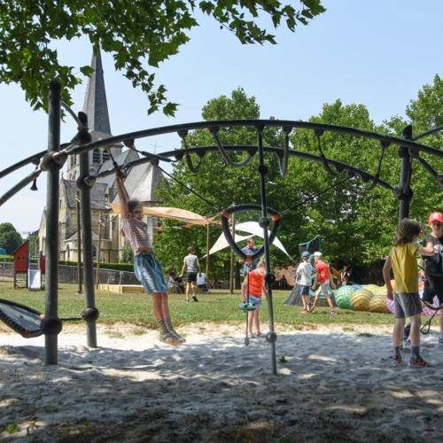 kinderen aan klimrek