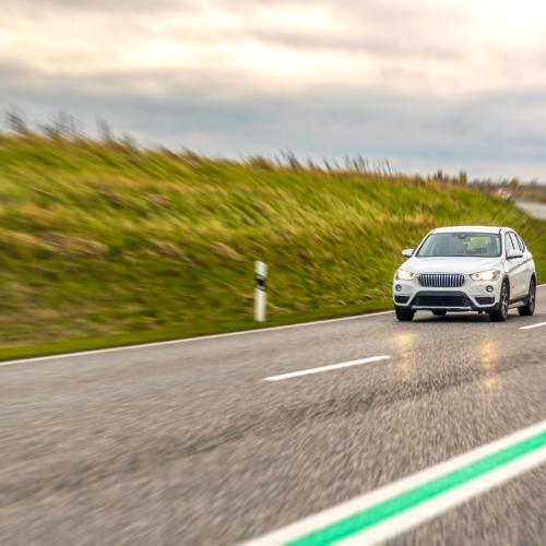 witte auto op de weg