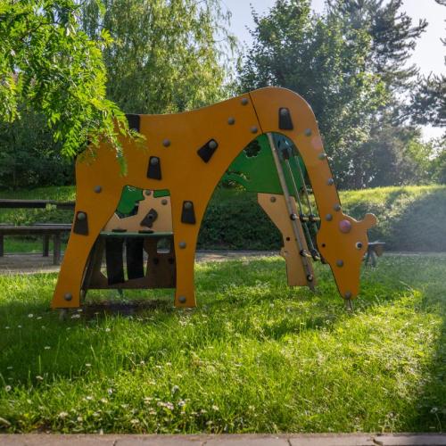 foto van speeltuig in vorm van giraf