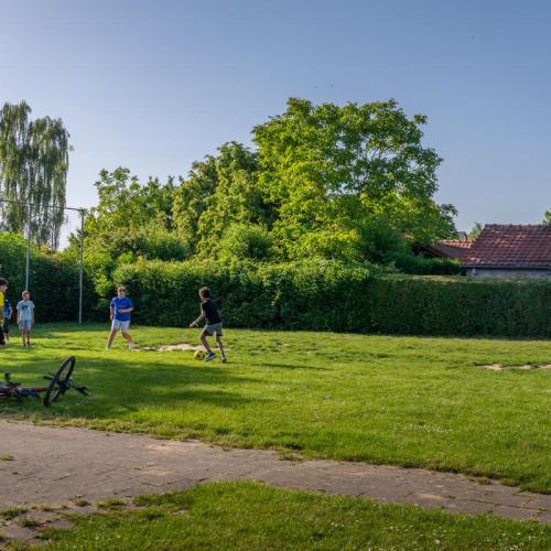 foto van voetballende kinderen