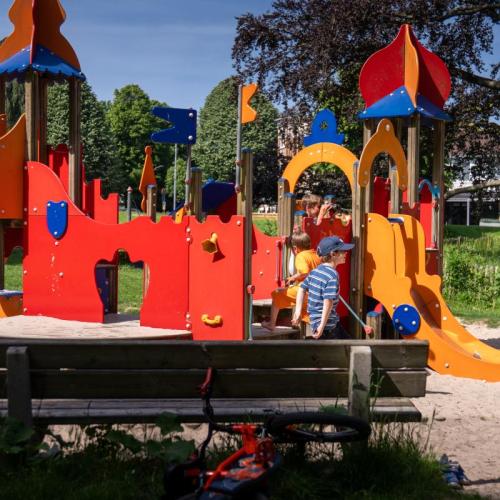 foto van speeltuin in vorm van kasteel