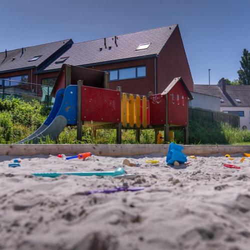 zandbak en speelhuisje
