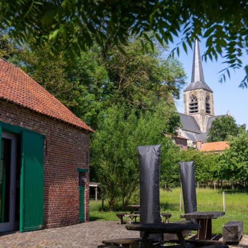 foto picknickbank aan huisje mostinckx