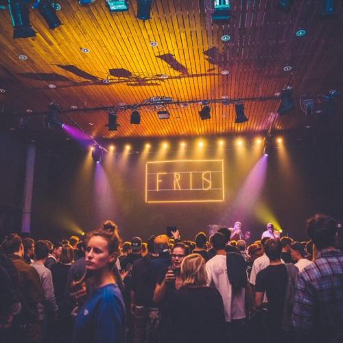 foto van 'FRIS' met jeugd