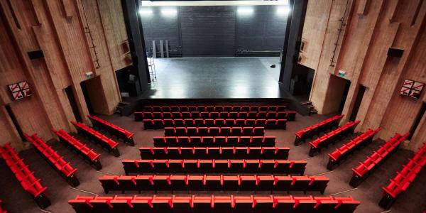 lege theaterzaal Westrand