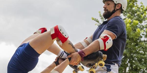 Twee acrobaten op rolschaatsen