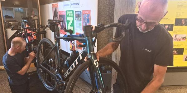 twee mannen aan de slag