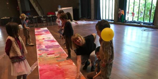 foto van kinderen die groot kunstwerk maken