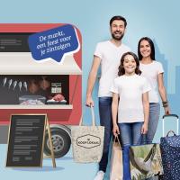 campagnebeeld gezin met boodschappentas op markt
