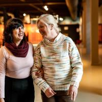Twee lachende dames