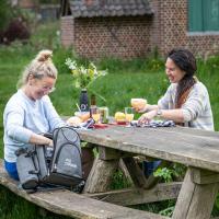 twee dames aan een picknickbank