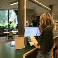 onthaalmedewerker aan balie bibliotheek