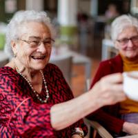 65-plus dame krijgt kopje koffie