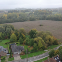 dronebeeld van hoogspanningsmast