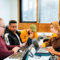 mensen rond een tafel